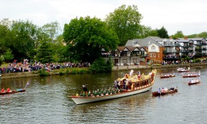 Gloriana on the Thames at Maidenhead. The only riverside patch not occupied by onlookers is the Thames Path missing link. Photo: Dave Ramm